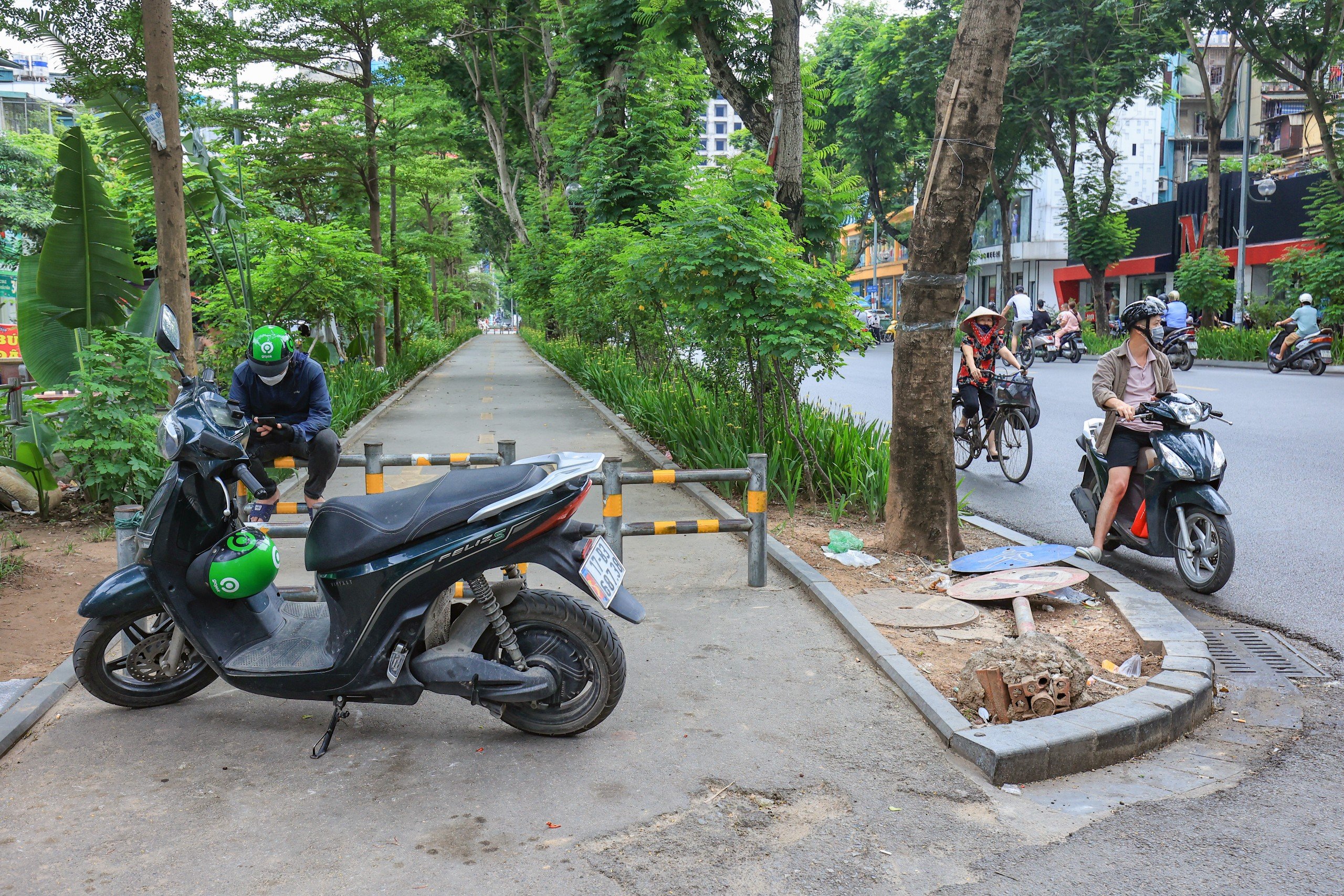 Nhếch nhác tuyến đường dành riêng cho người đi bộ, đi xe đạp ở Hà Nội- Ảnh 1.