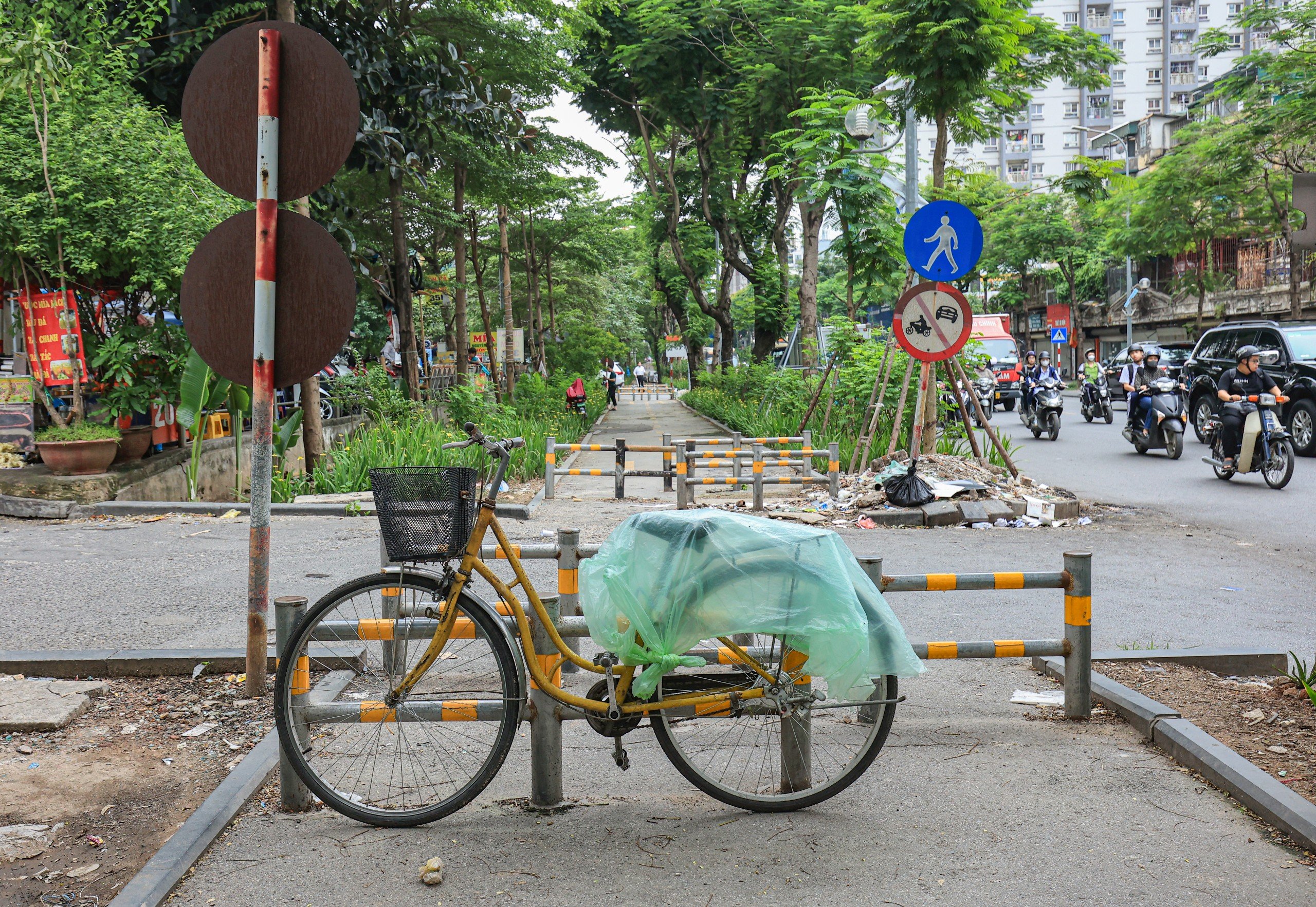 Nhếch nhác tuyến đường dành riêng cho người đi bộ, đi xe đạp ở Hà Nội- Ảnh 11.