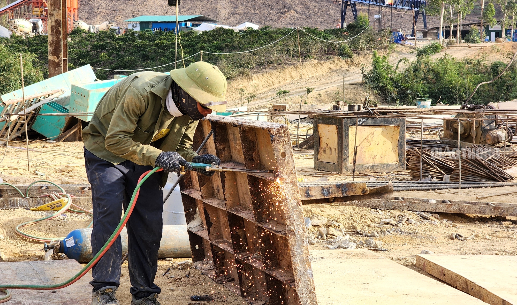 Công nhân "đội nắng”, miệt mài trên công trường cao tốc Khánh Hòa - Buôn Ma Thuột- Ảnh 3.