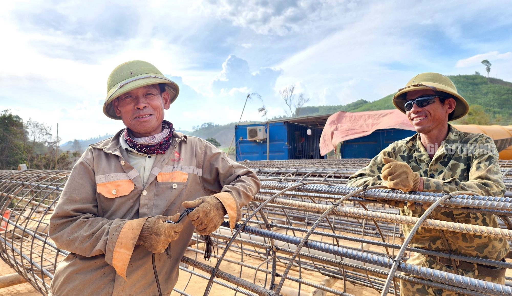 Công nhân "đội nắng”, miệt mài trên công trường cao tốc Khánh Hòa - Buôn Ma Thuột- Ảnh 7.