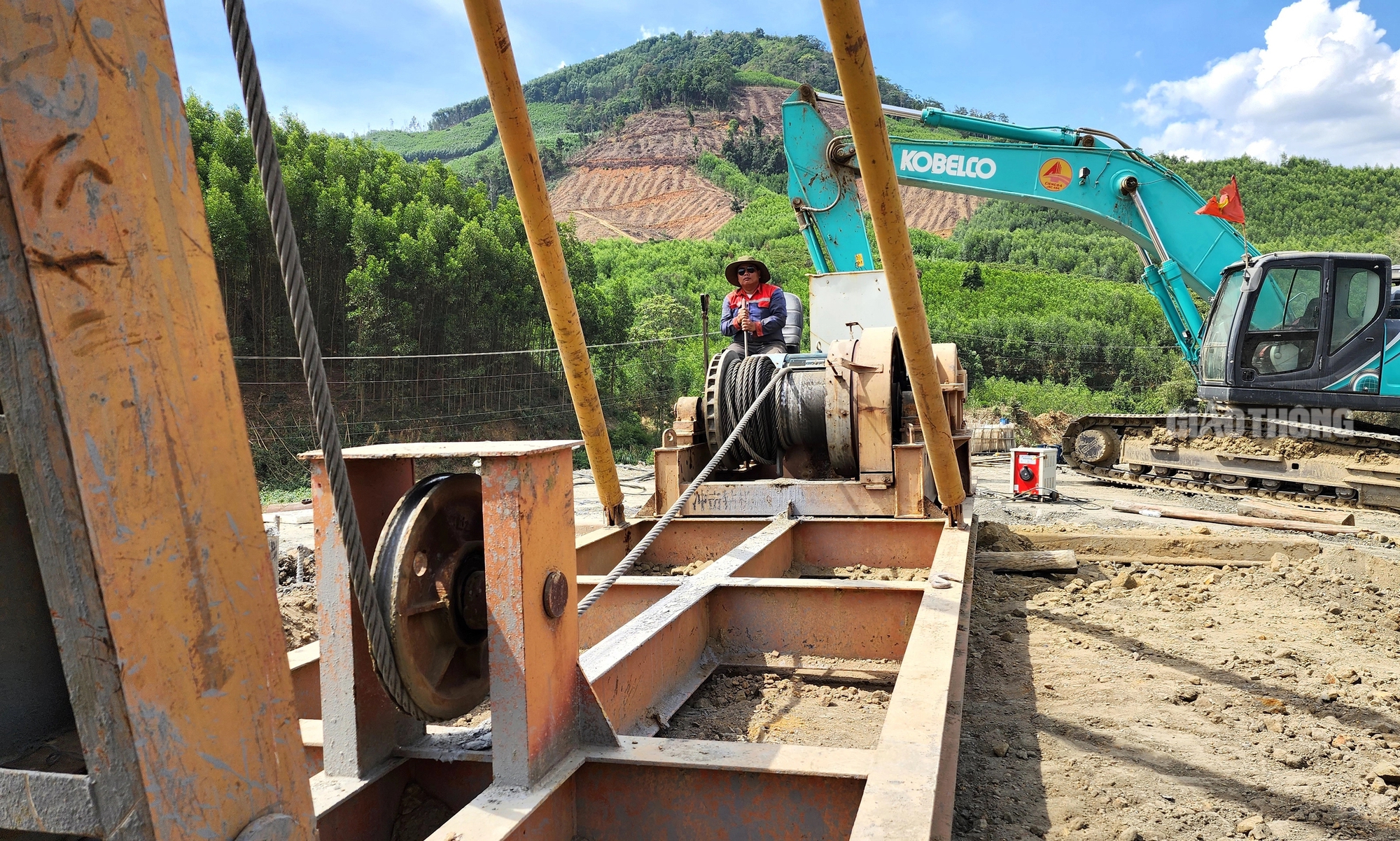 Công nhân "đội nắng”, miệt mài trên công trường cao tốc Khánh Hòa - Buôn Ma Thuột- Ảnh 8.