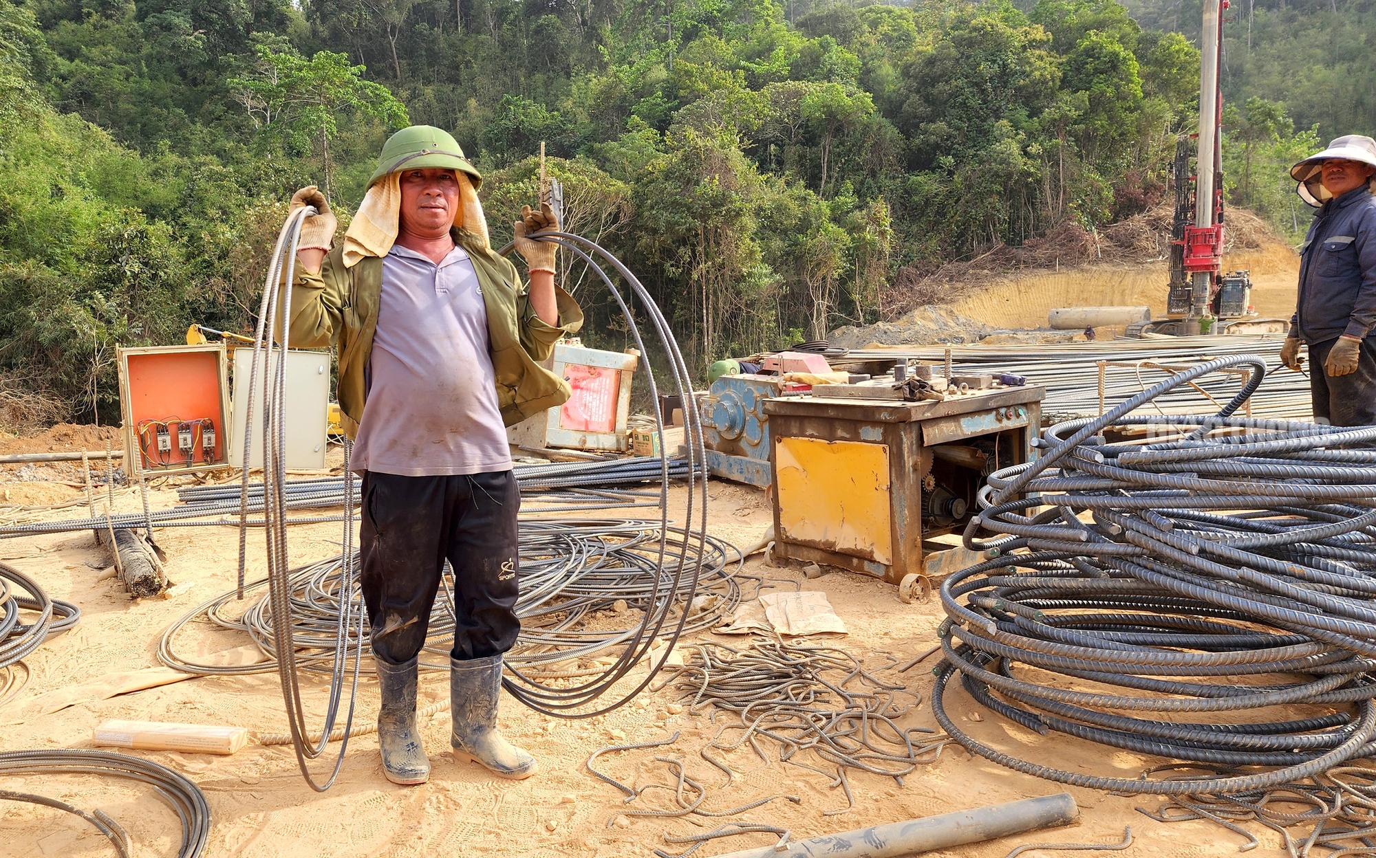 Công nhân "đội nắng”, miệt mài trên công trường cao tốc Khánh Hòa - Buôn Ma Thuột- Ảnh 9.