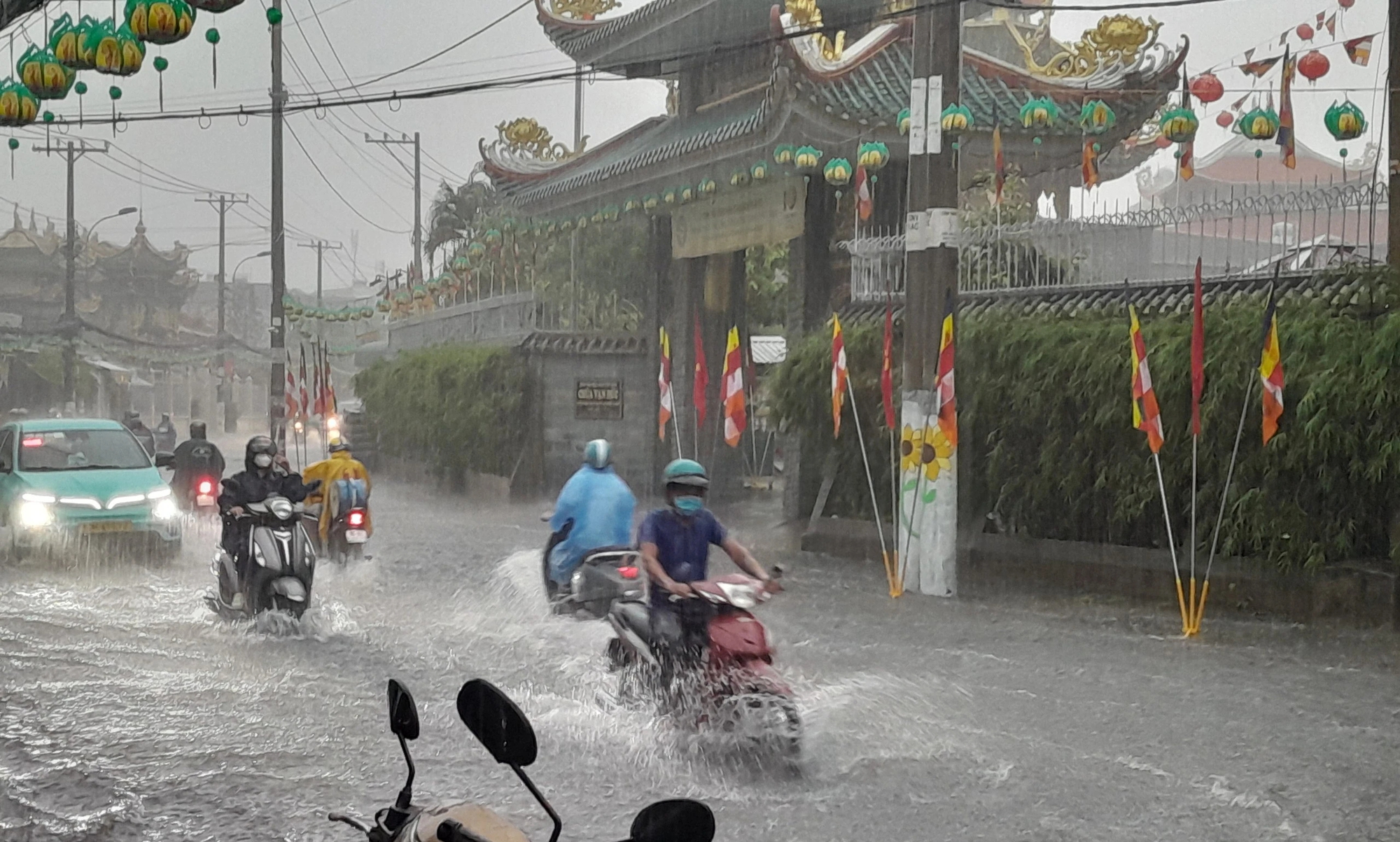 TP.HCM mưa lớn, nhiều đoạn ngập sâu gần yên xe máy- Ảnh 3.