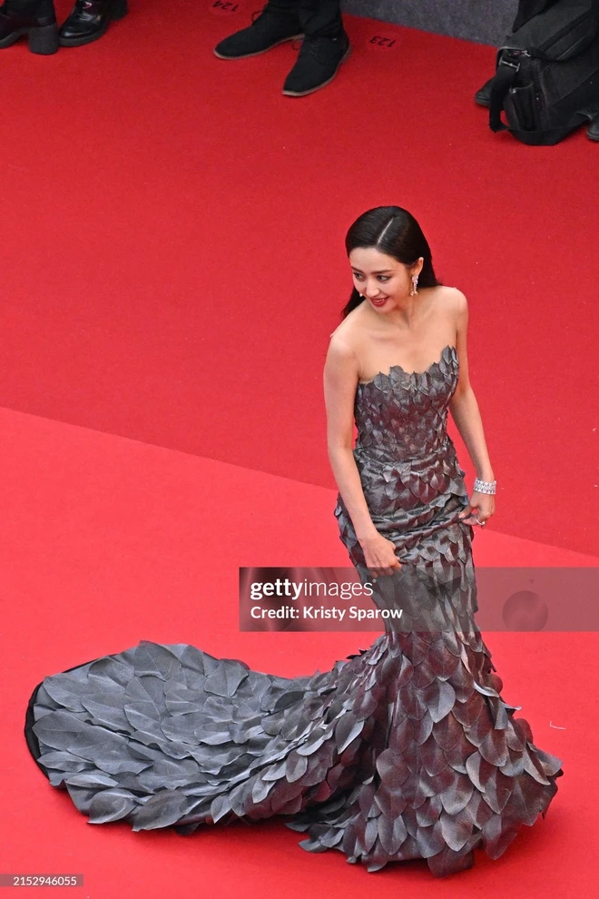 Chú chó Messi tạo dáng gây sốt trên thảm đỏ LHP Cannes cùng các ngôi ...