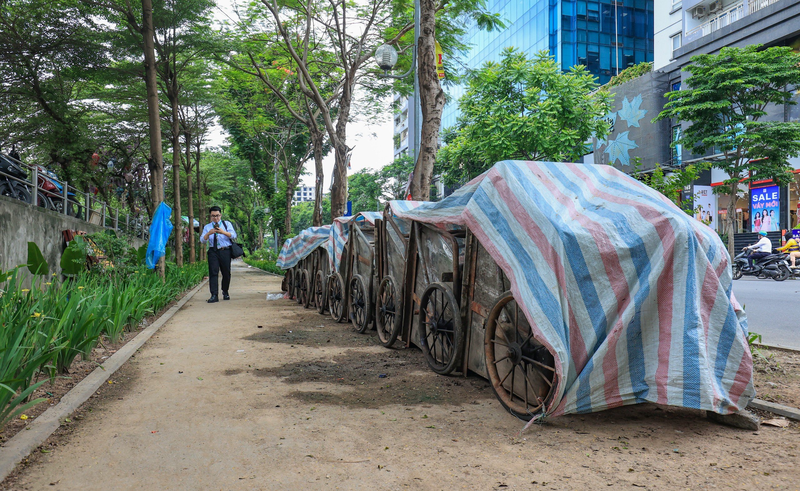 Nhếch nhác tuyến đường dành riêng cho người đi bộ, đi xe đạp ở Hà Nội- Ảnh 4.