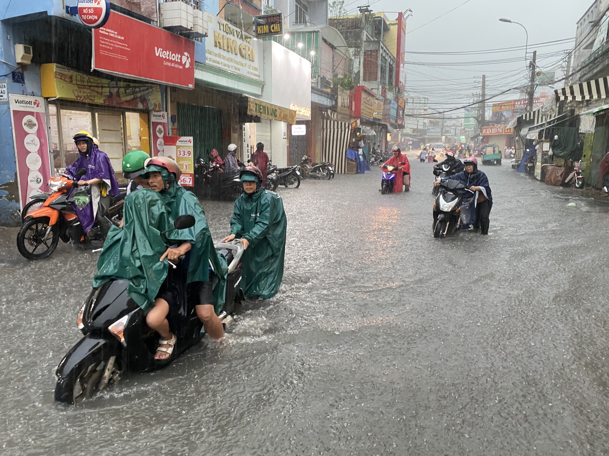 TP.HCM mưa lớn, nhiều đoạn ngập sâu gần yên xe máy- Ảnh 6.