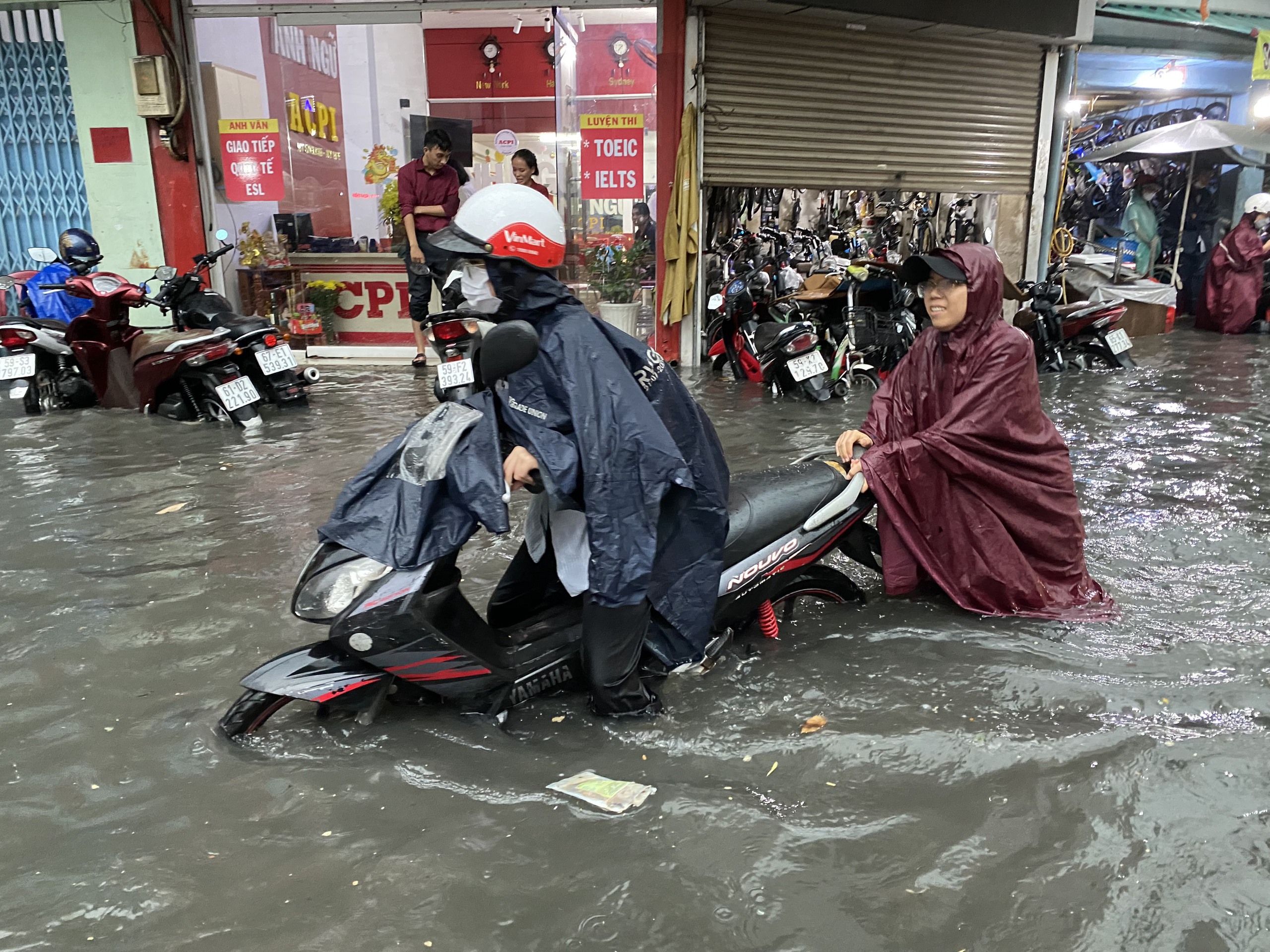 TP.HCM mưa lớn, nhiều đoạn ngập sâu gần yên xe máy- Ảnh 8.