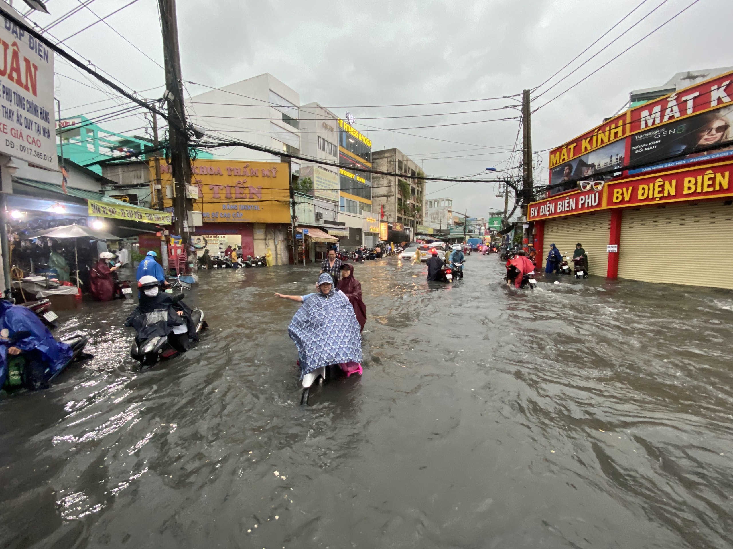 TP.HCM mưa lớn, nhiều đoạn ngập sâu gần yên xe máy- Ảnh 7.