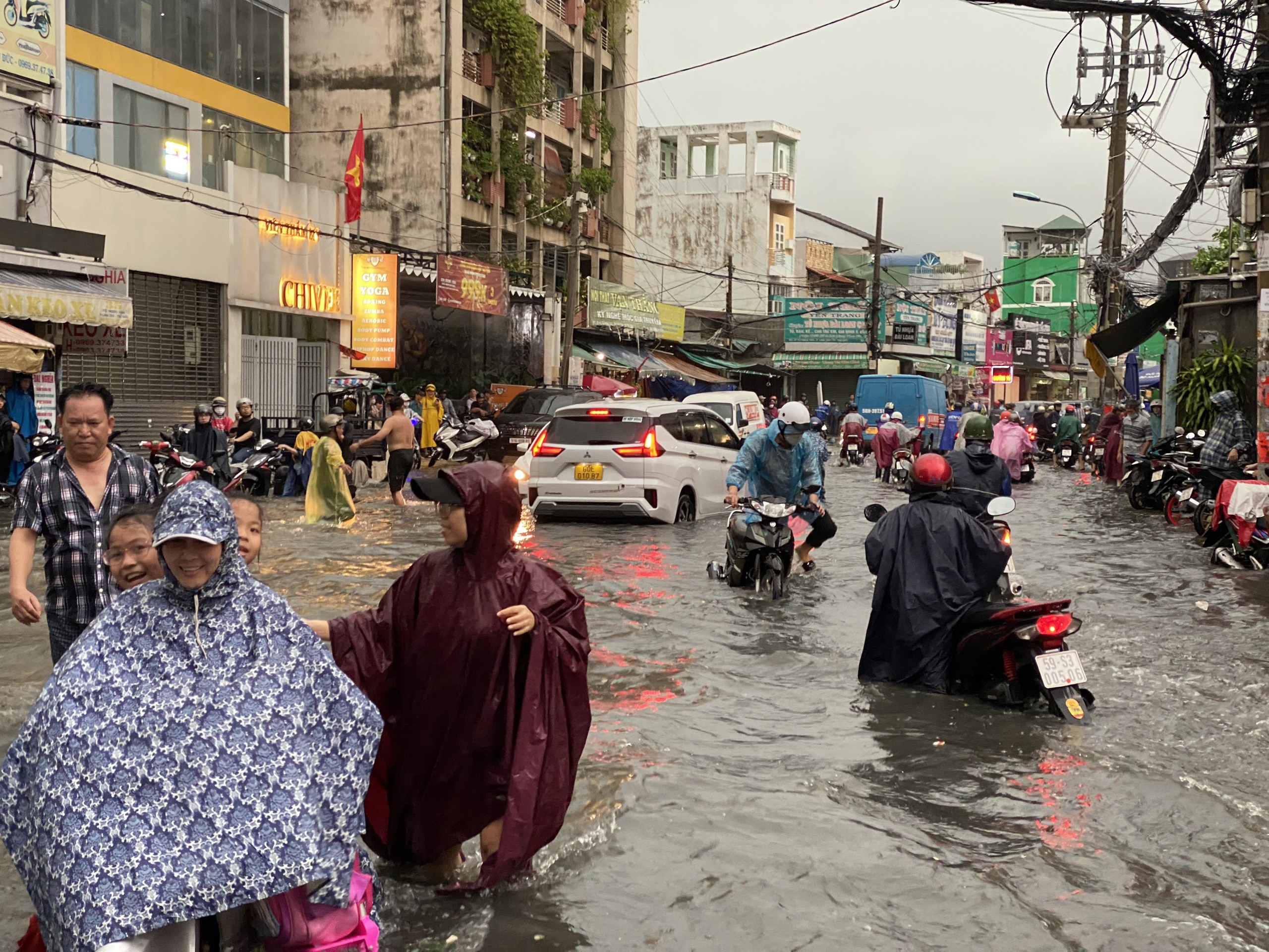 TP.HCM: Vì sao nước vẫn ngập lênh láng ở dự án vừa hoàn thành chống ngập?- Ảnh 1.