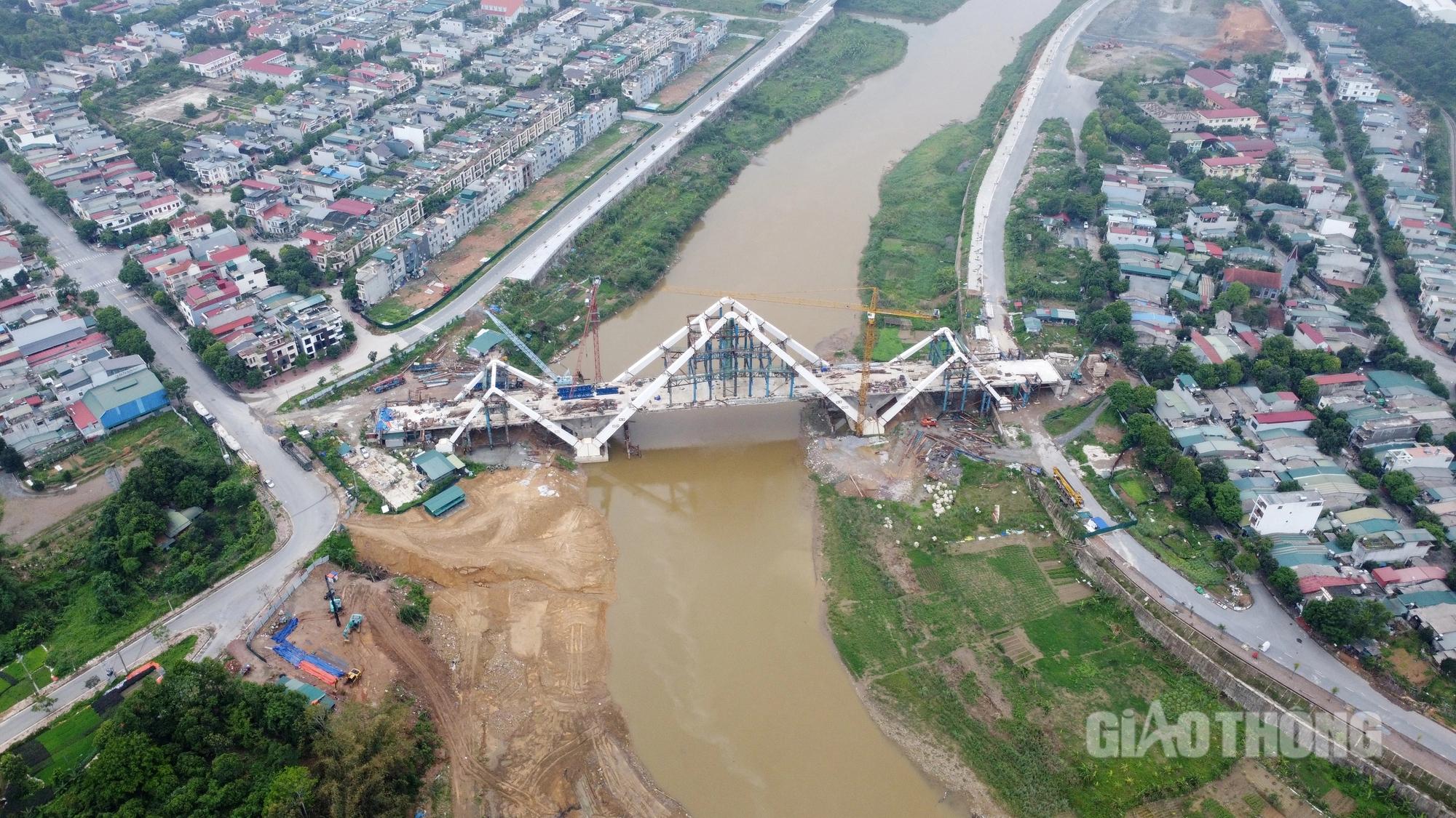 Cầu Phú Thịnh bắc qua sông Hồng ở Lào Cai đã thành hình- Ảnh 1.