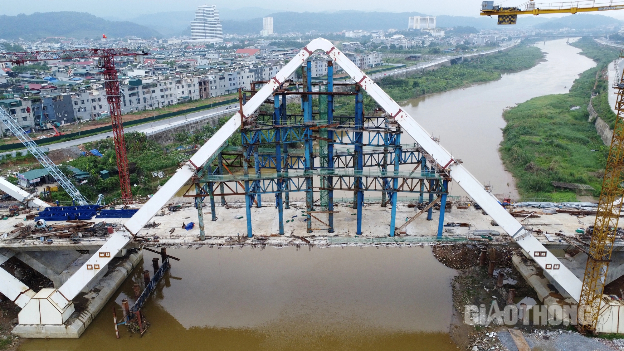 Cầu Phú Thịnh bắc qua sông Hồng ở Lào Cai đã thành hình- Ảnh 5.