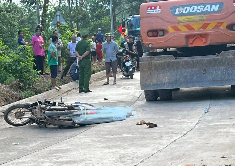 Va chạm ngã ra đường, một phụ nữ bị xe máy xúc cán tử vong- Ảnh 1.