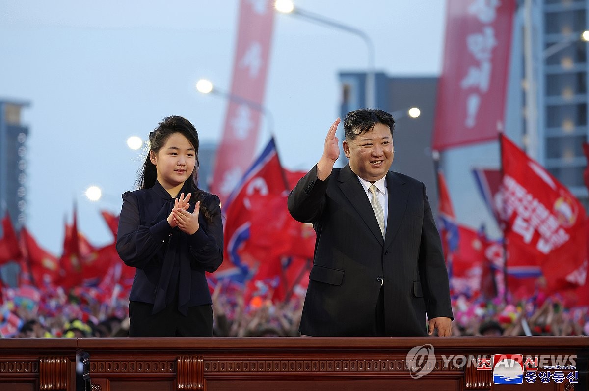 Ông Kim Jong-un cùng con gái dự lễ khánh thành tuyến đường hoành tráng ở Bình Nhưỡng- Ảnh 1.