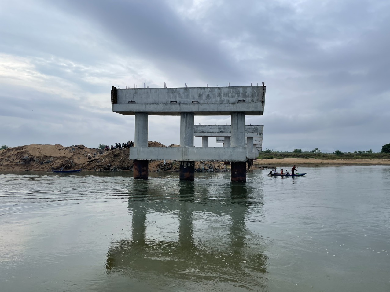 Vụ lật ghe trên sông Ba: Yêu cầu nhà thầu chấn chỉnh công tác an toàn lao động- Ảnh 2.