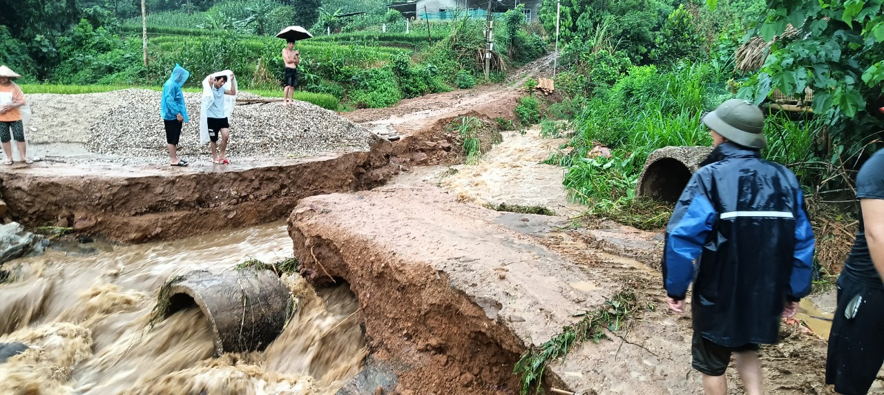 Mưa lũ cắt đứt nhiều tuyến đường ở Yên Bái, Lào Cai- Ảnh 3.