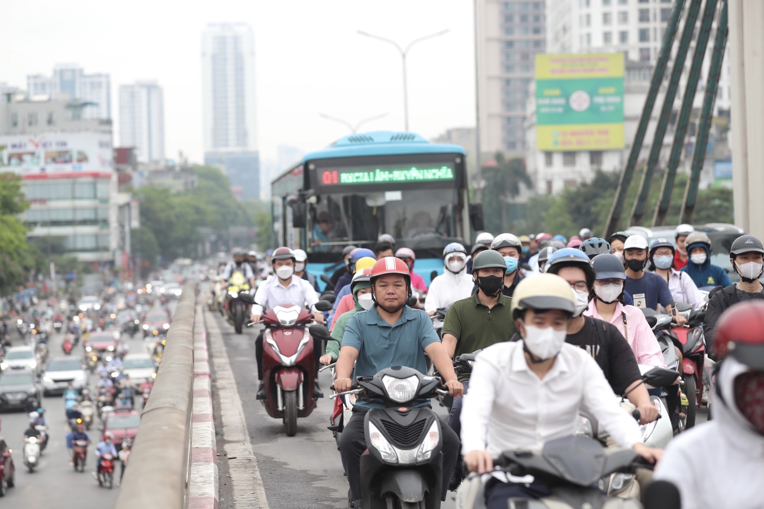 Nhiều tuyến đường Hà Nội tắc cứng ngày đầu người dân đi làm trở lại- Ảnh 13.