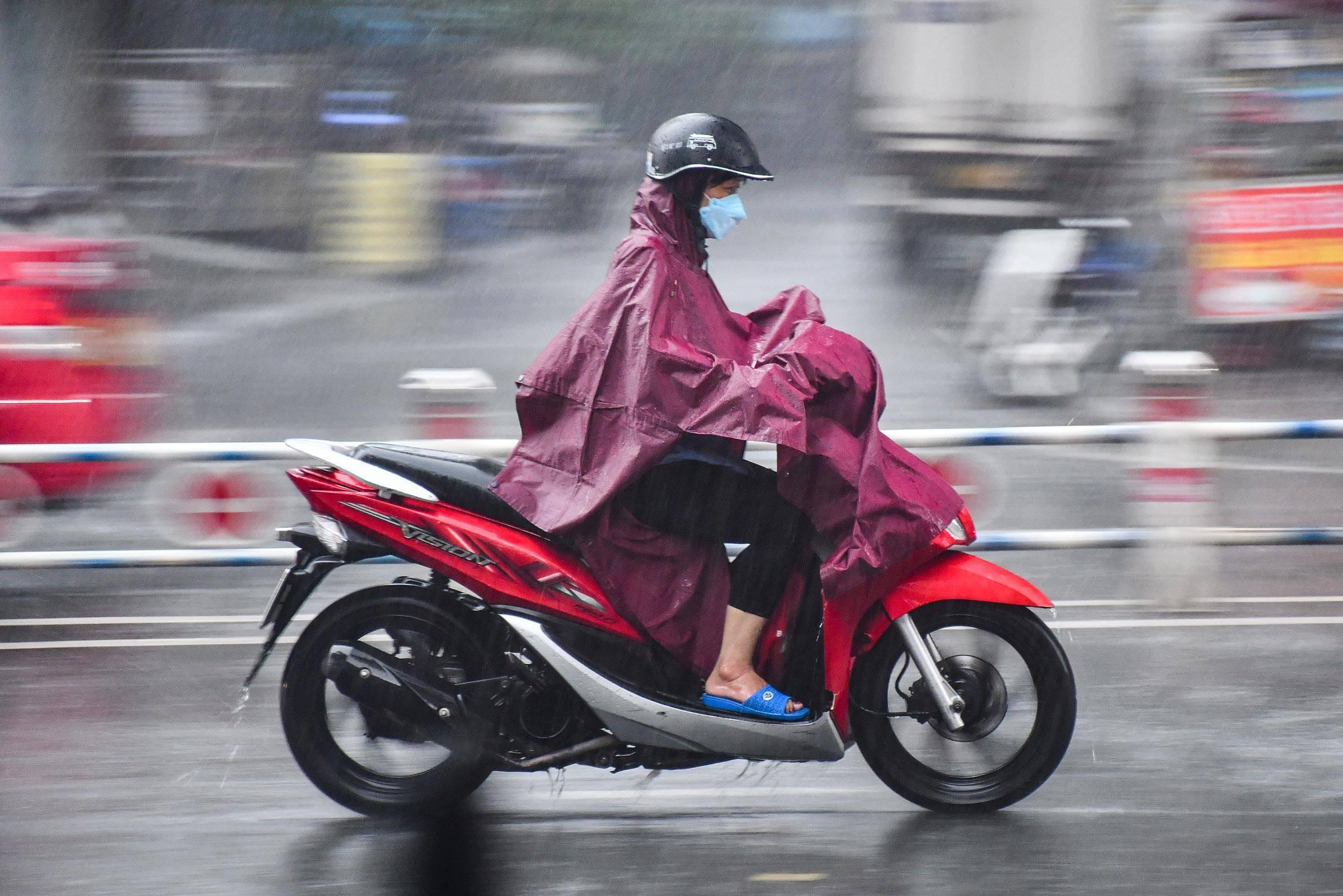 Những lưu ý lái xe máy khi trời mưa lớn- Ảnh 1.