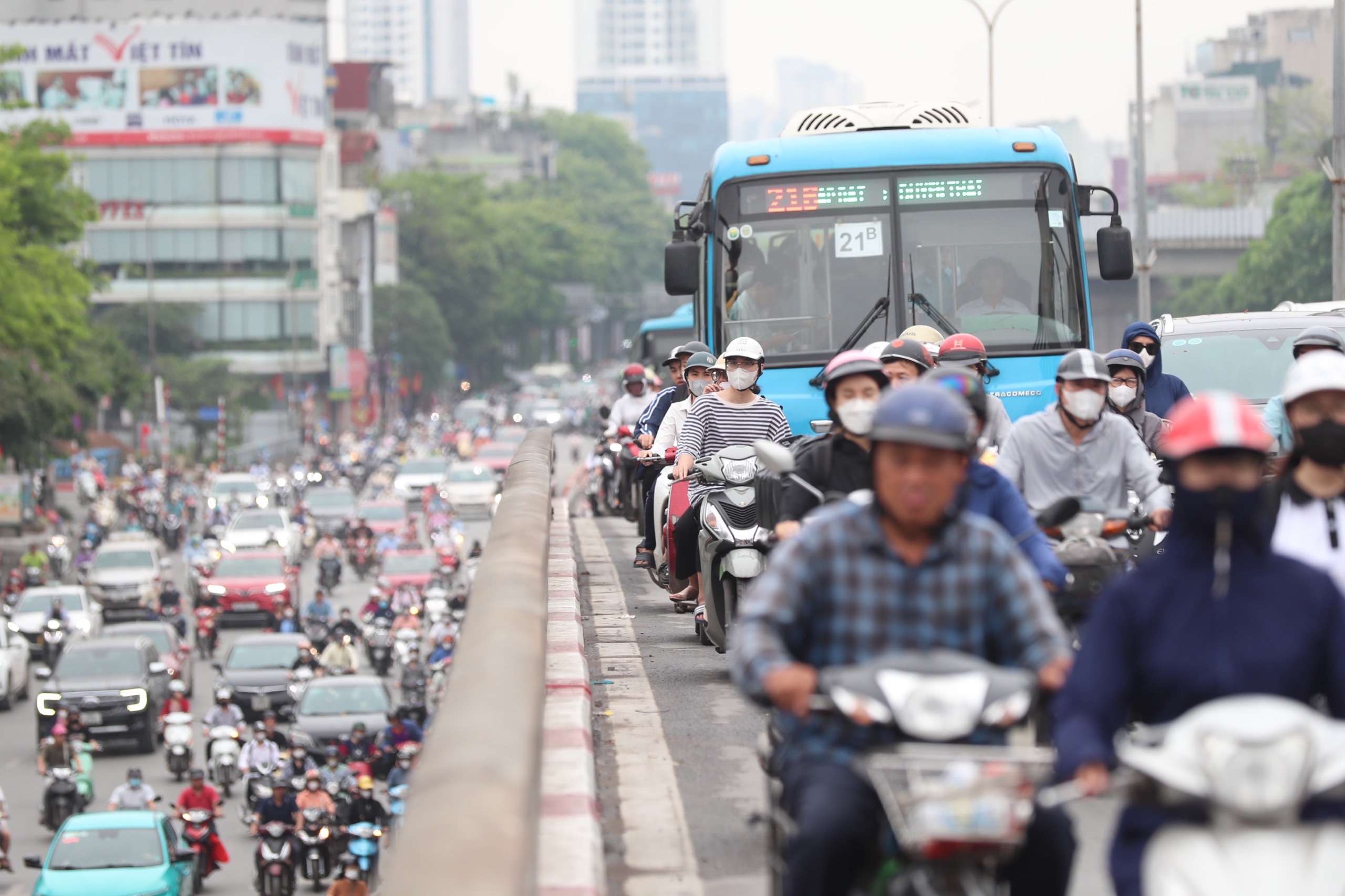 Nhiều tuyến đường Hà Nội tắc cứng ngày đầu người dân đi làm trở lại- Ảnh 14.