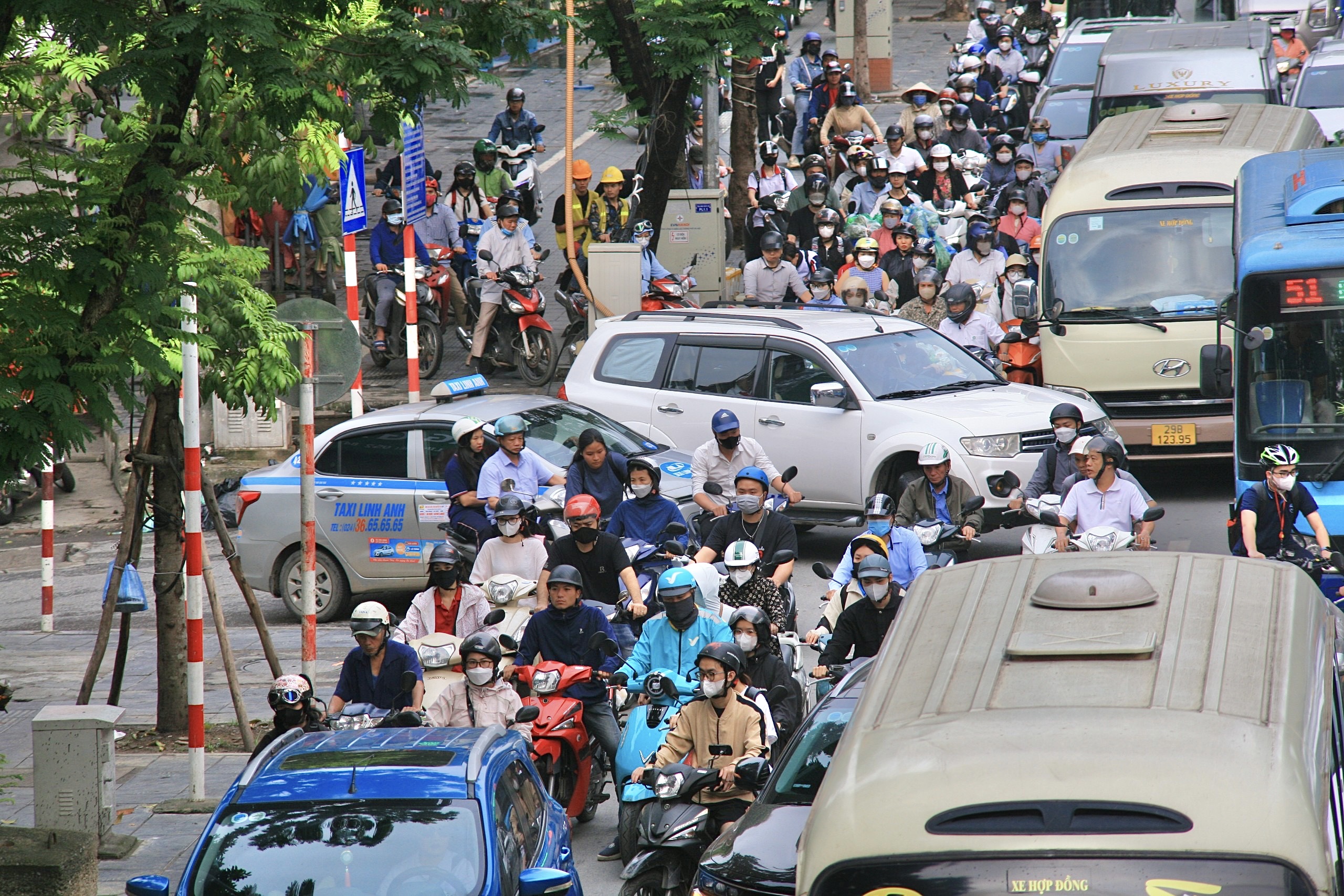 Nhiều tuyến đường Hà Nội tắc cứng ngày đầu người dân đi làm trở lại- Ảnh 3.