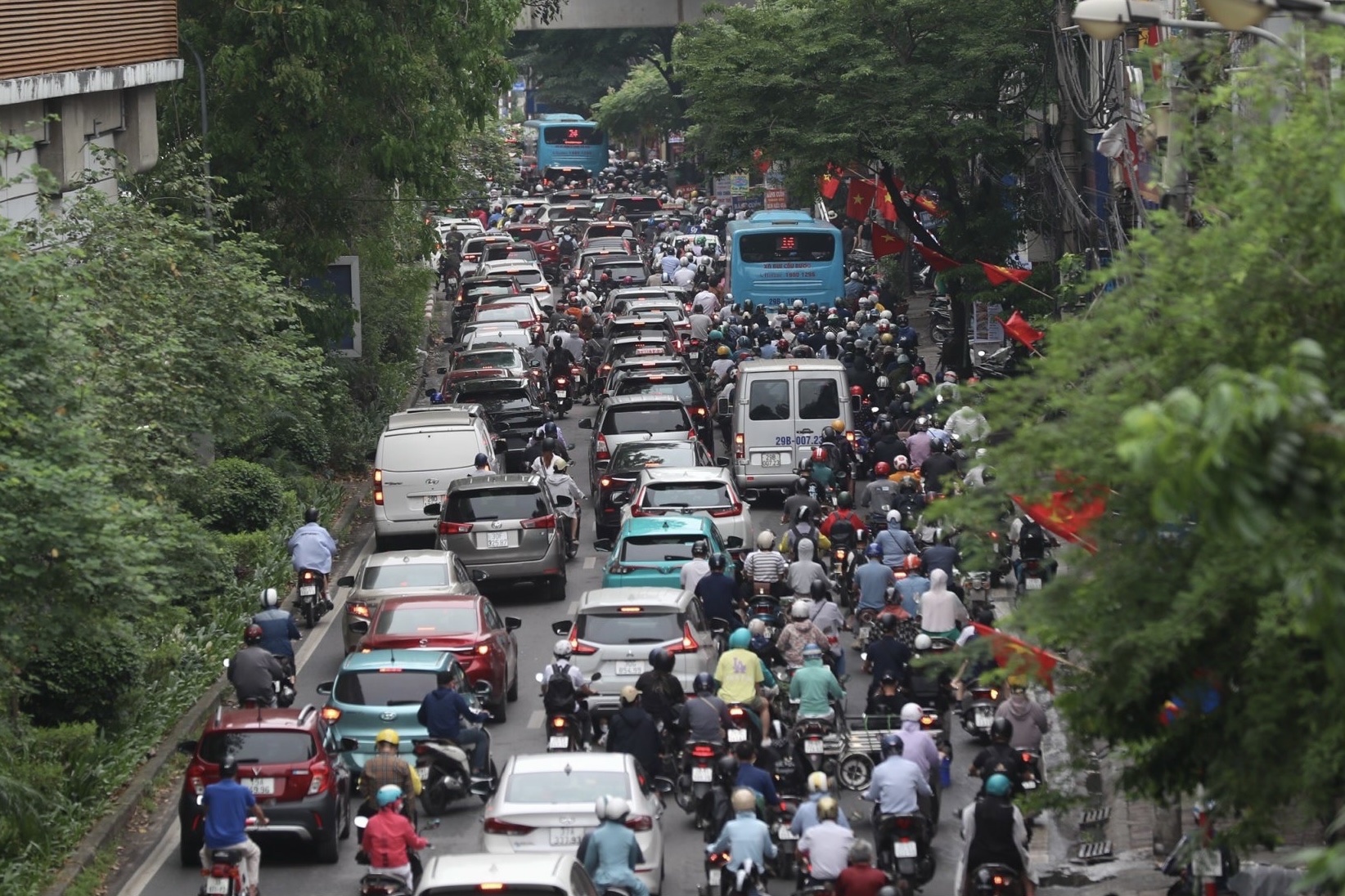 Nhiều tuyến đường Hà Nội tắc cứng ngày đầu người dân đi làm trở lại- Ảnh 17.