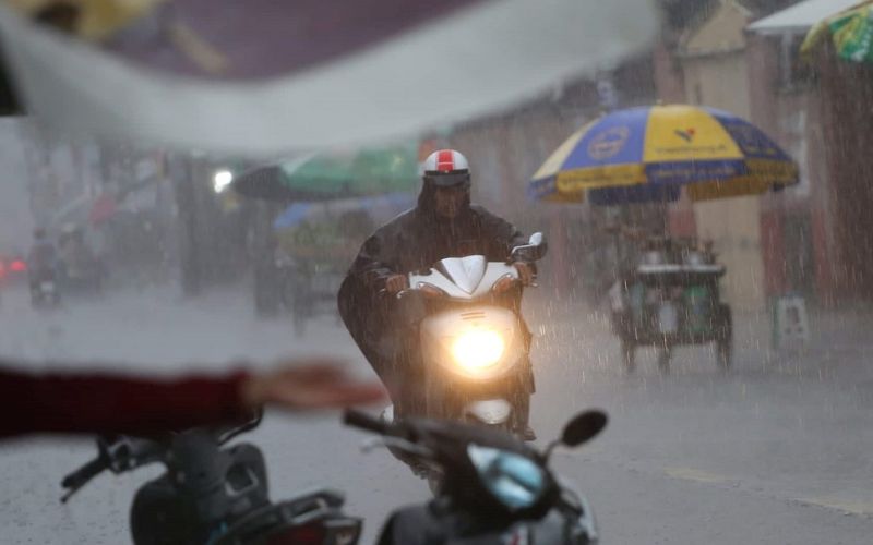 Những lưu ý lái xe máy khi trời mưa lớn- Ảnh 3.