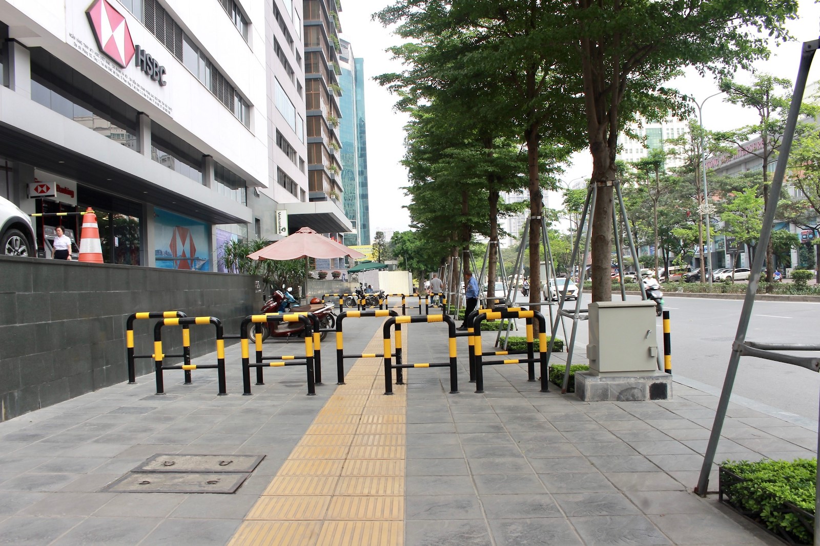 Hà Nội: Muôn kiểu dựng rào chắn giữ vỉa hè cho người đi bộ- Ảnh 1.