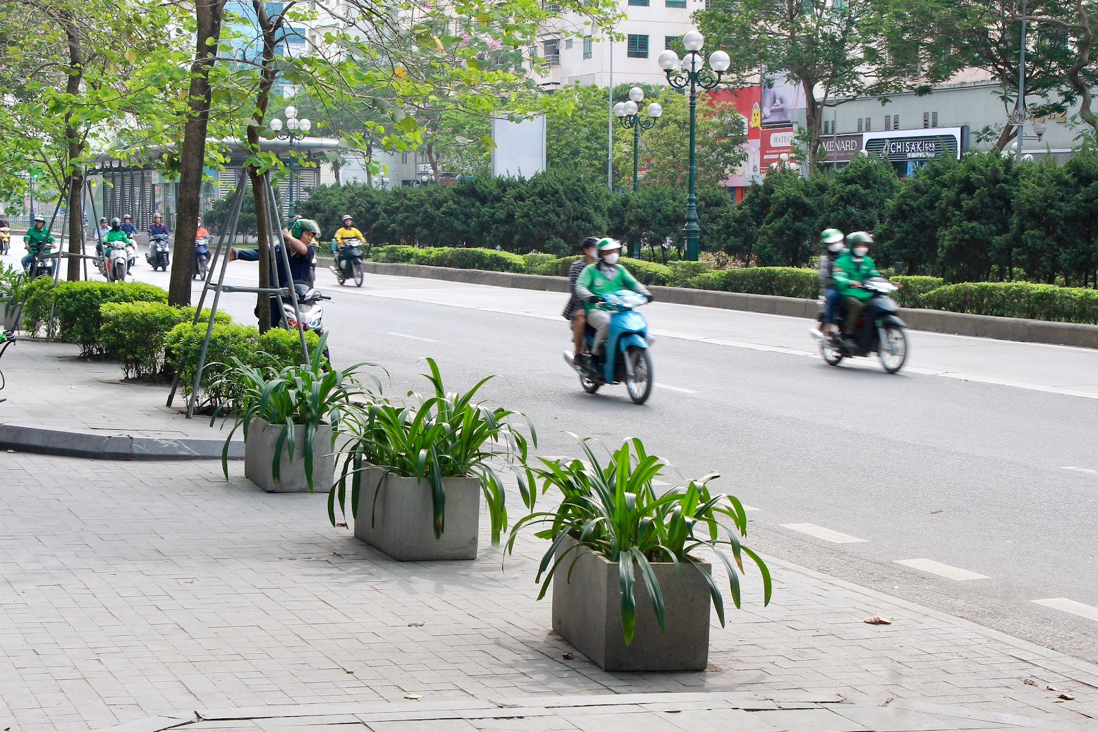 Hà Nội: Muôn kiểu dựng rào chắn giữ vỉa hè cho người đi bộ- Ảnh 2.