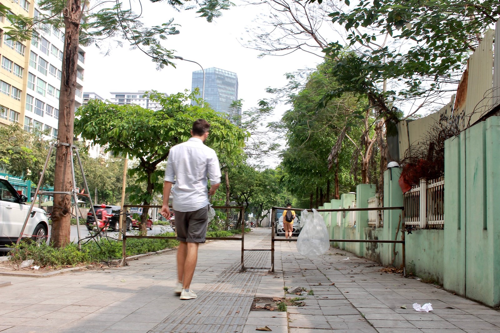 Hà Nội: Muôn kiểu dựng rào chắn giữ vỉa hè cho người đi bộ- Ảnh 6.