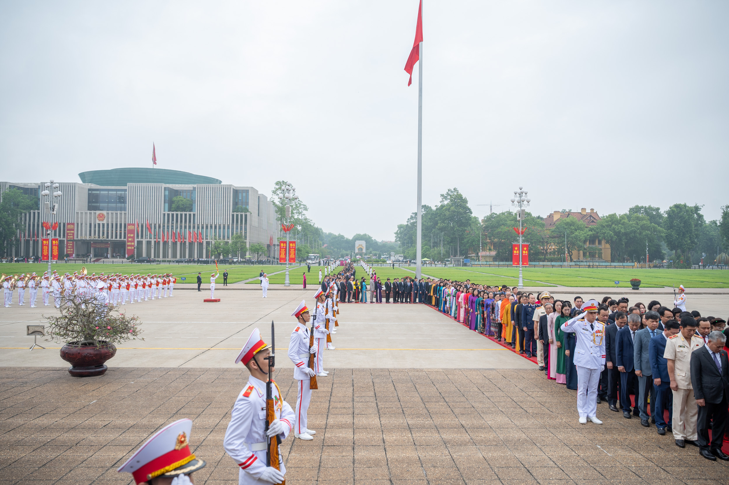 Lãnh đạo Đảng, Nhà nước, đại biểu Quốc hội vào Lăng viếng Chủ tịch Hồ Chí Minh- Ảnh 5.