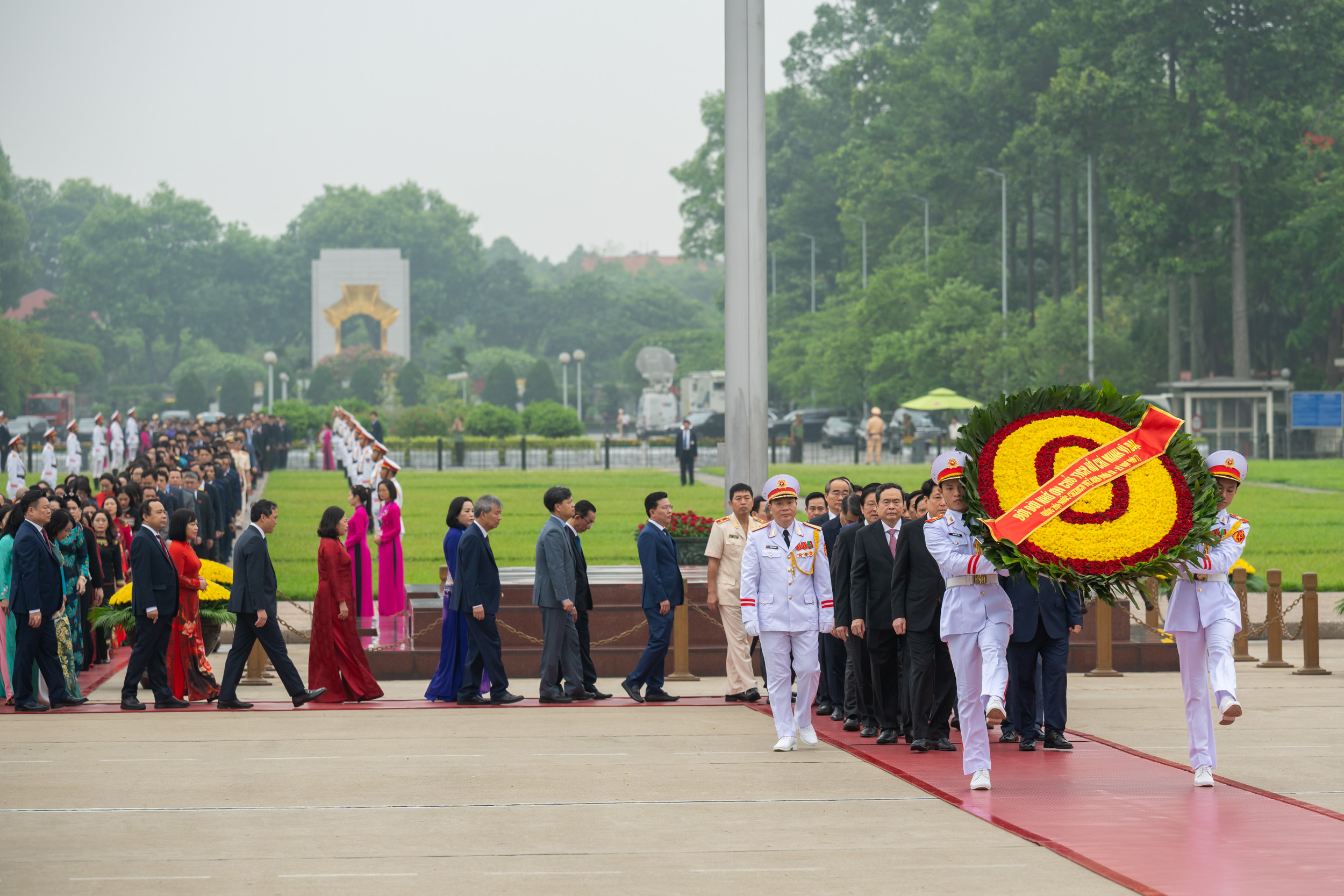 Lãnh đạo Đảng, Nhà nước, đại biểu Quốc hội vào Lăng viếng Chủ tịch Hồ Chí Minh- Ảnh 1.