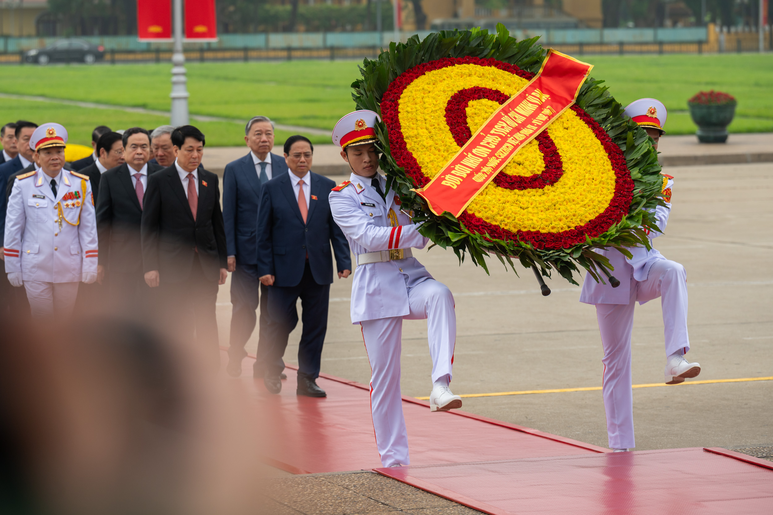 Lãnh đạo Đảng, Nhà nước, đại biểu Quốc hội vào Lăng viếng Chủ tịch Hồ Chí Minh- Ảnh 3.