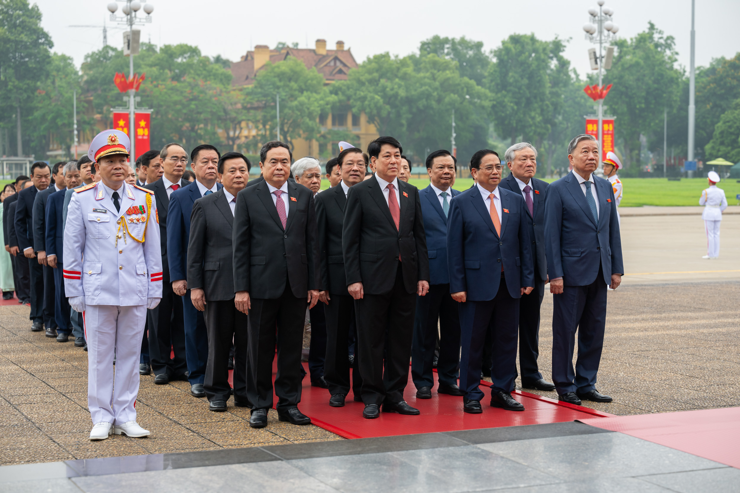 Lãnh đạo Đảng, Nhà nước, đại biểu Quốc hội vào Lăng viếng Chủ tịch Hồ Chí Minh- Ảnh 2.