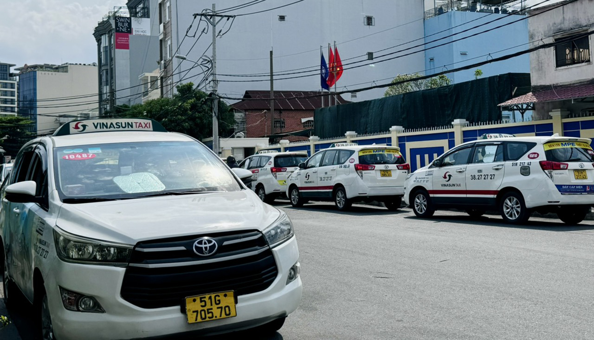 Taxi “khát” chỗ đỗ quanh sân bay Tân Sơn Nhất- Ảnh 2.