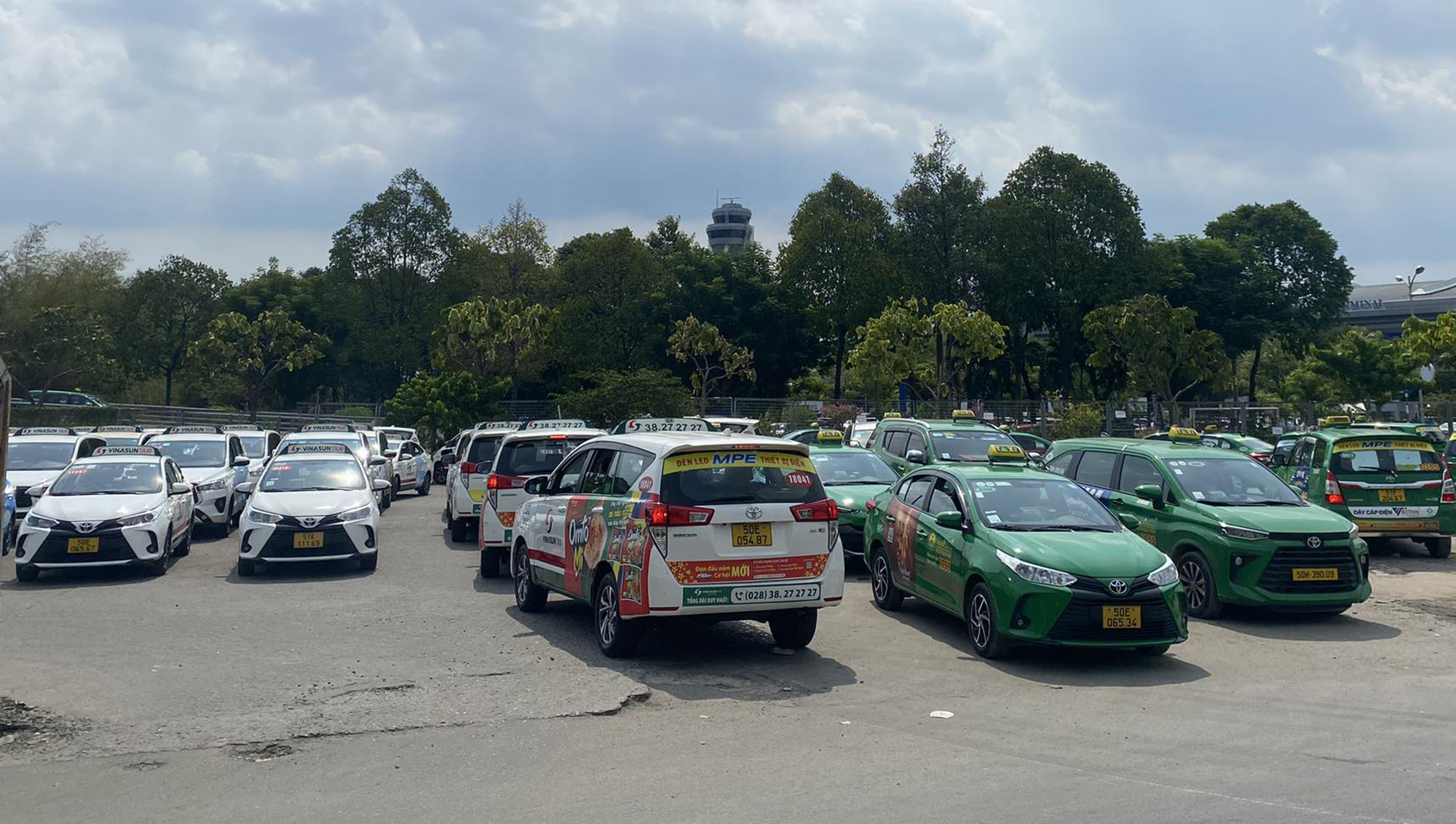 Taxi “khát” chỗ đỗ quanh sân bay Tân Sơn Nhất- Ảnh 3.