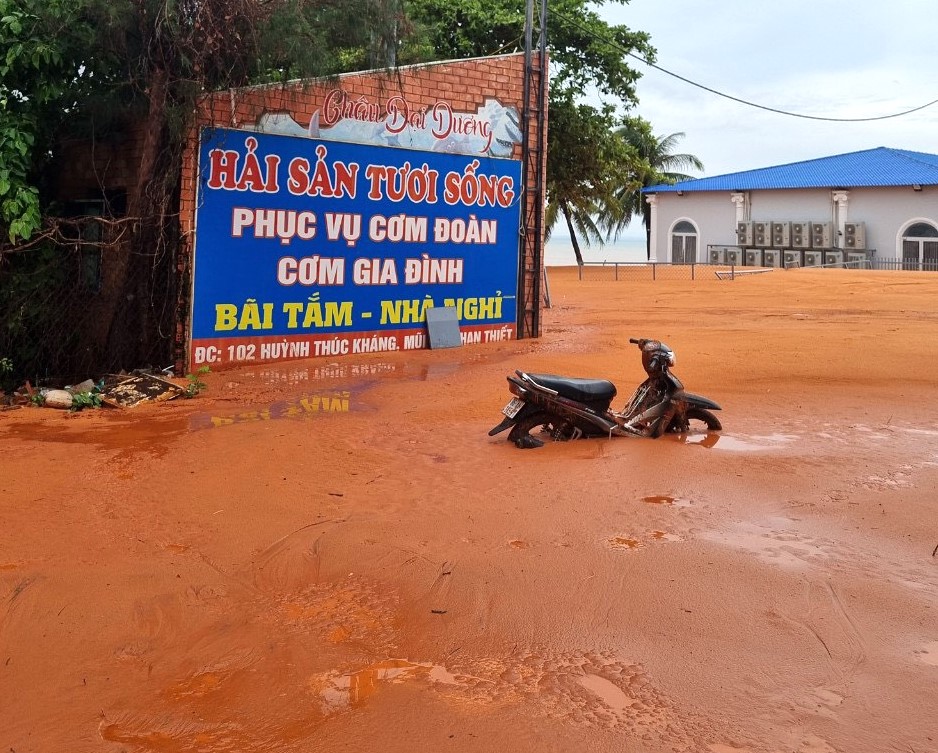 Mưa lớn, cát tràn xuống vùi lấp ô tô, xe máy ở Bình Thuận- Ảnh 3.