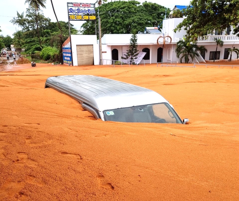 Mưa lớn, cát tràn xuống vùi lấp ô tô, xe máy ở Bình Thuận- Ảnh 1.