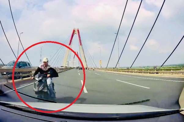 Khởi tố tài xế xe máy đi ngược chiều va chạm với ô tô ở cầu Nhật Tân- Ảnh 1.