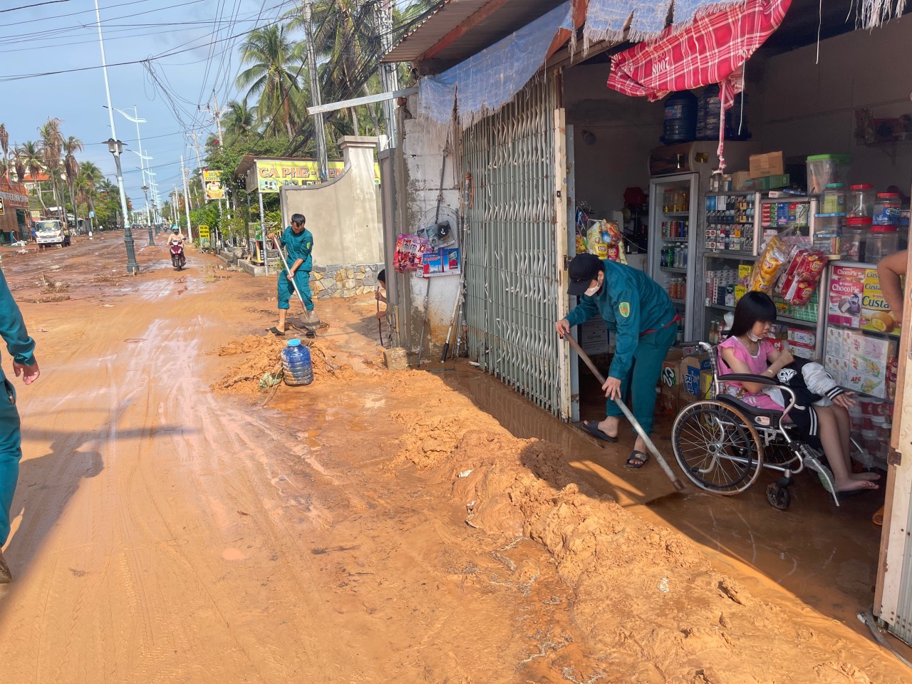 Chiều nay sẽ thông đường bị cát lấp ở Mũi Né- Ảnh 2.