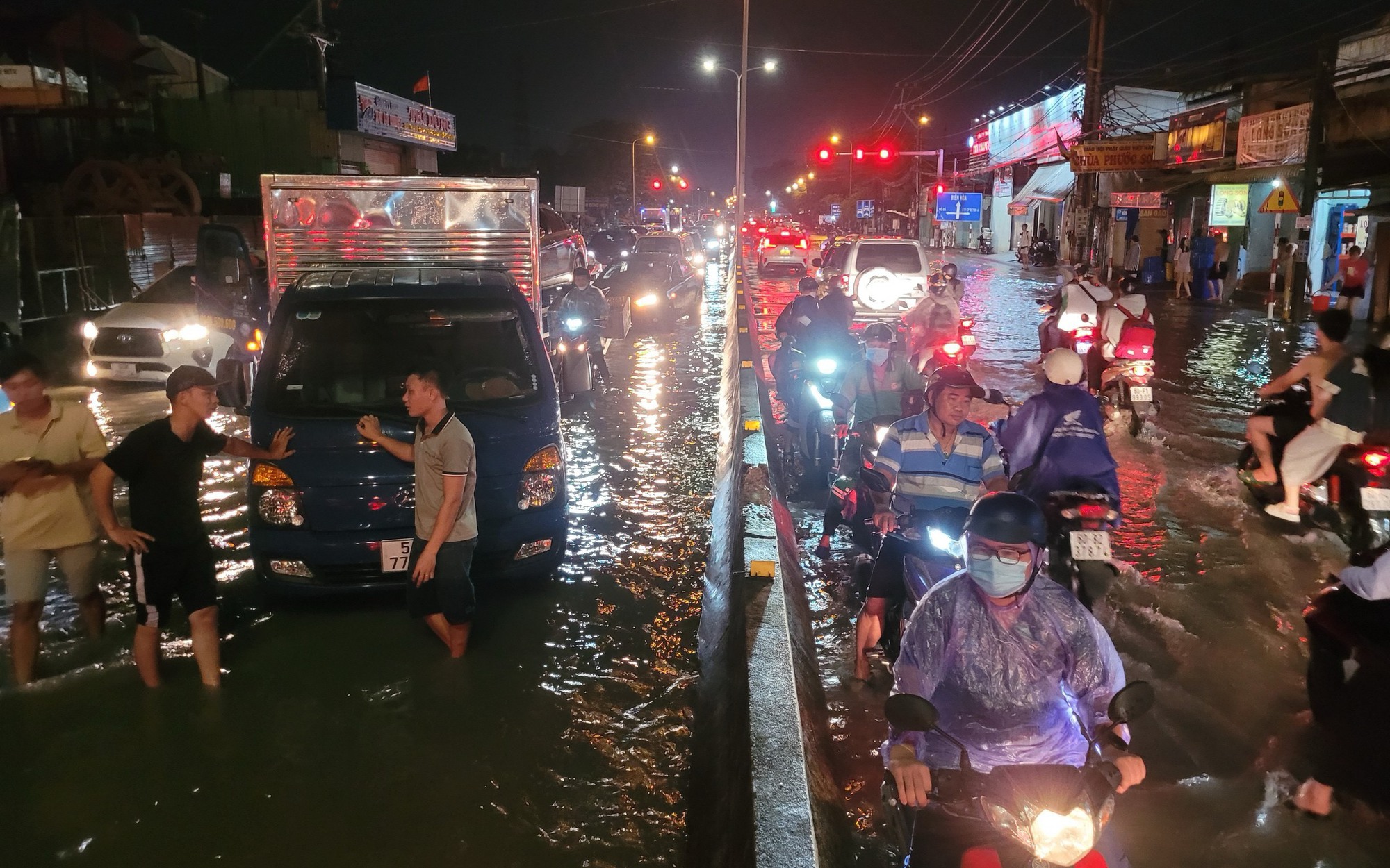 Mưa từ đêm đến sáng, quốc lộ 1K và hầm chui ngã tư Vũng Tàu ngập sâu