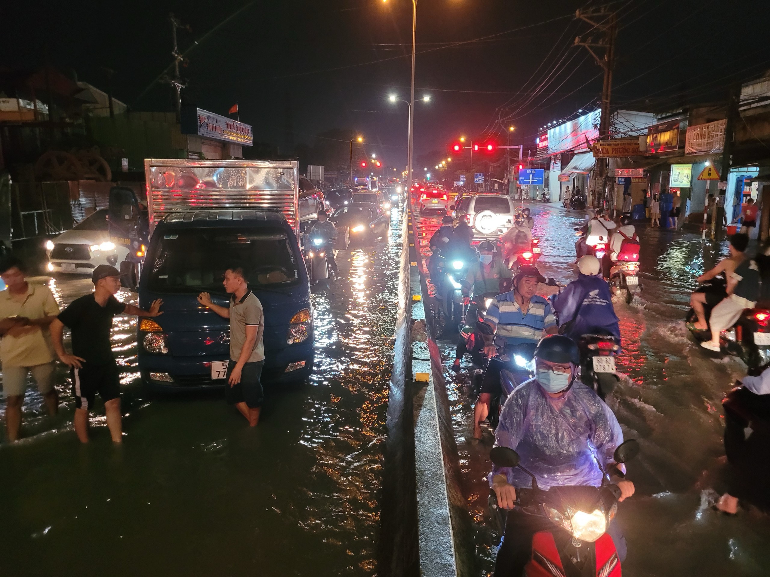 Mưa từ đêm đến sáng, quốc lộ 1K và hầm chui ngã tư Vũng Tàu ngập sâu- Ảnh 1.