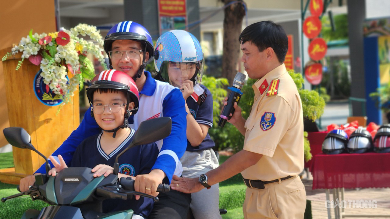 CSGT TP.HCM và Báo Giao thông tuyên truyền an toàn giao thông cho gần 1.000 học sinh- Ảnh 2.