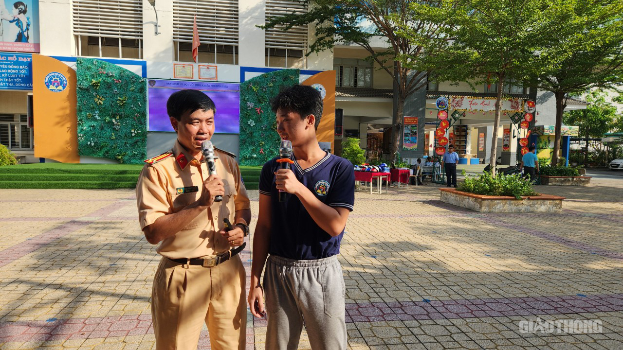 CSGT TP.HCM và Báo Giao thông tuyên truyền an toàn giao thông cho gần 1.000 học sinh- Ảnh 3.