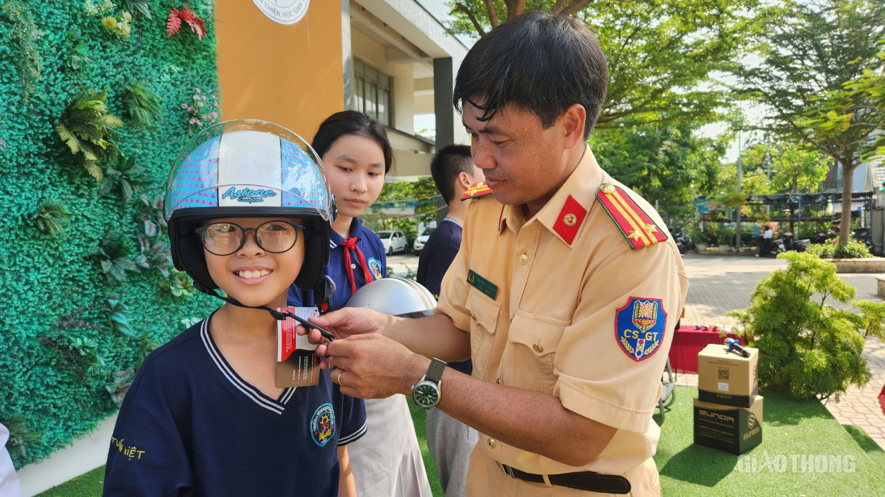 CSGT TP.HCM và Báo Giao thông tuyên truyền an toàn giao thông cho gần 1.000 học sinh- Ảnh 4.