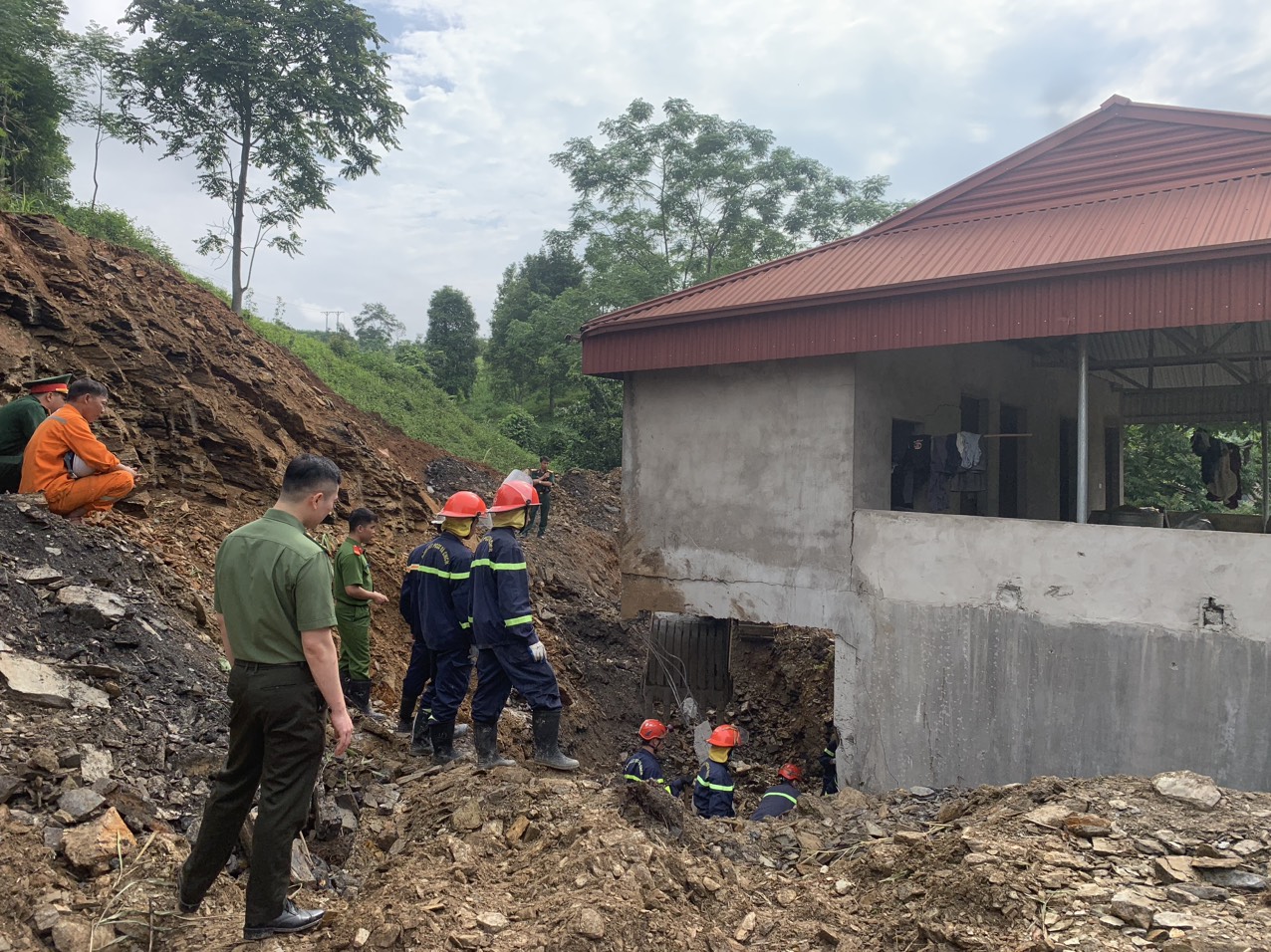 Hiện trường tìm kiếm 3 người bị vùi lấp vì sạt lở đất tại Bắc Kạn- Ảnh 2.