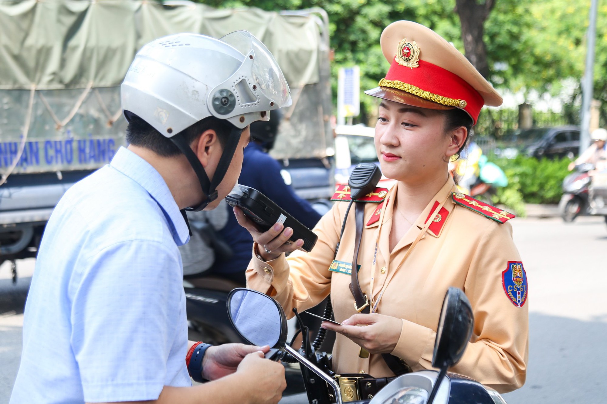 Nữ cảnh sát giao thông Hà Nội trực tiếp xử lý vi phạm nồng độ cồn- Ảnh 1.