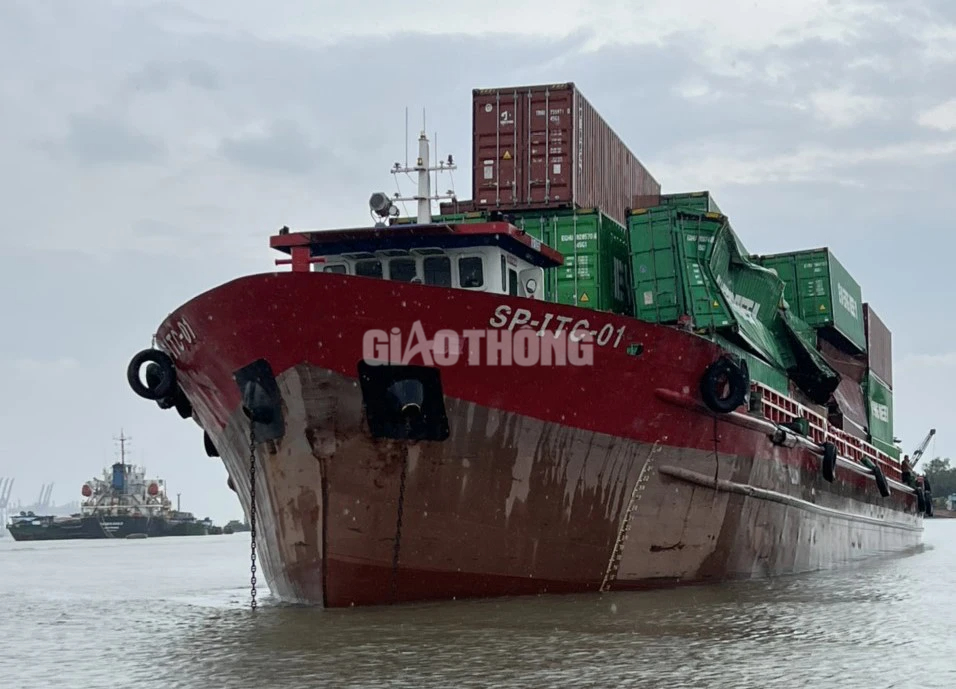 TP.HCM: Va chạm với tàu hàng, nhiều container từ sà lan rơi xuống sông Đồng Nai- Ảnh 1.