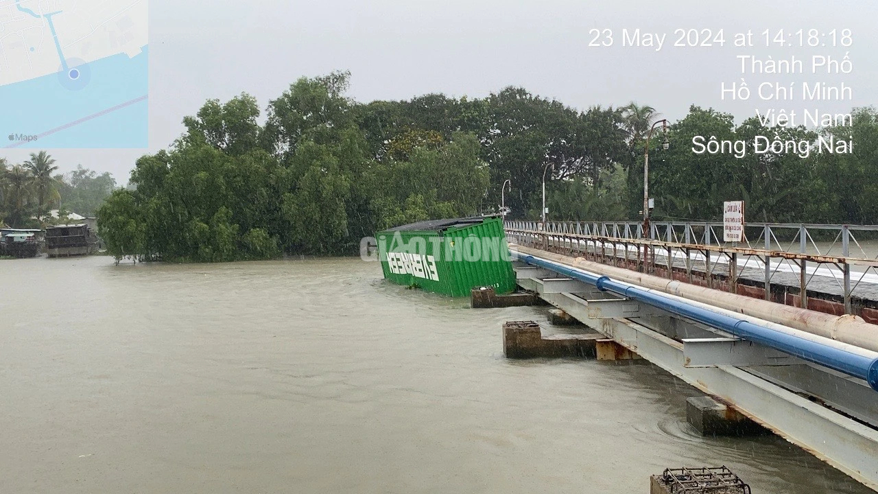 TP.HCM: Va chạm với tàu hàng, nhiều container từ sà lan rơi xuống sông Đồng Nai- Ảnh 2.