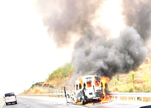 Xe khách 16 chỗ bốc cháy dữ dội trên cao tốc Phan Thiết - Dầu Giây- Ảnh 1.