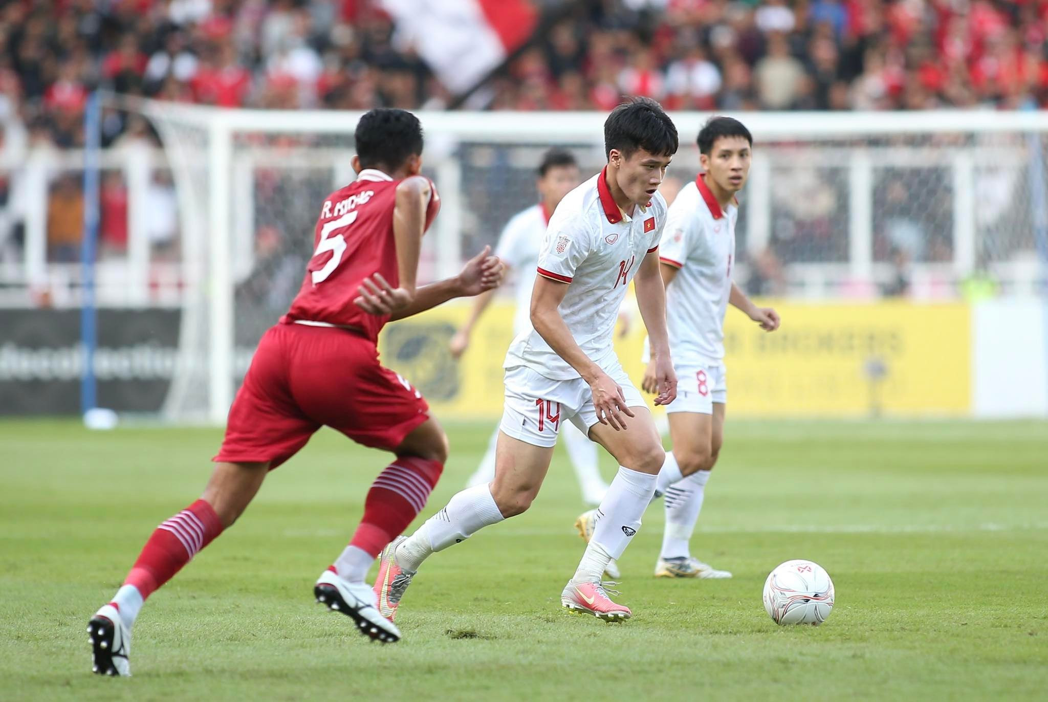 HLV Kim Sang-sik và tuyển Việt Nam gặp thách thức lớn tại AFF Cup vì những "ông Tây"- Ảnh 1.