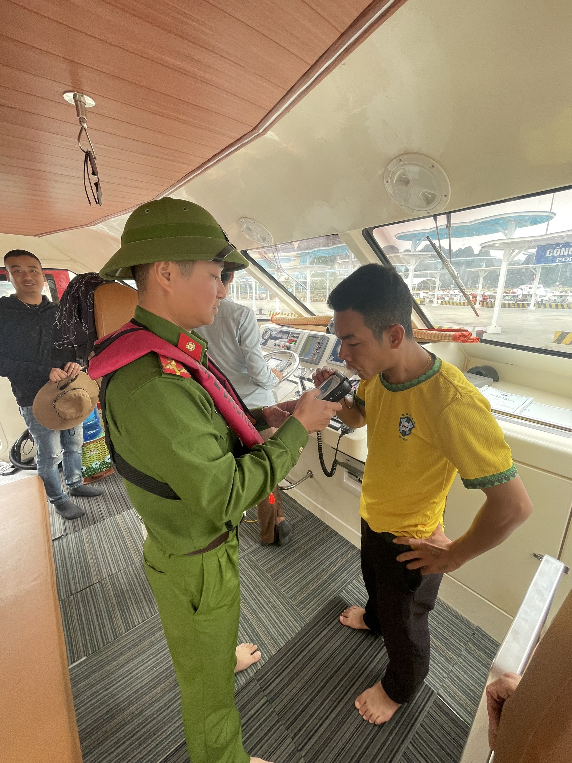 Quảng Ninh: Xuống tàu tuyên truyền, đo nồng độ cồn người điều khiển phương tiện thủy- Ảnh 1.